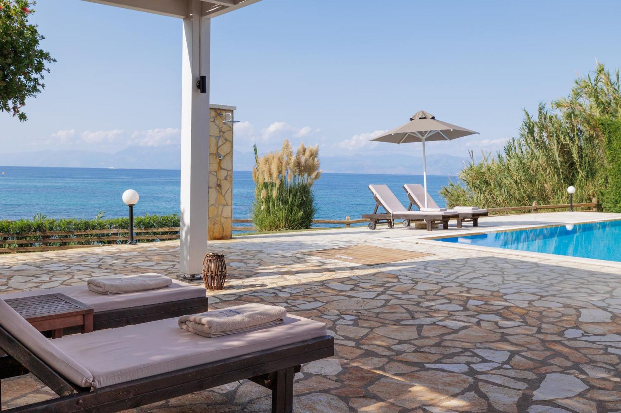 Beachfront Villa Dionysos - With Private Beach Сидарион Экстерьер фото