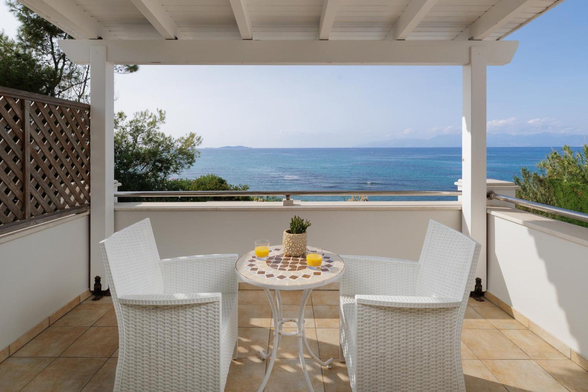 Beachfront Villa Dionysos - With Private Beach Сидарион Экстерьер фото