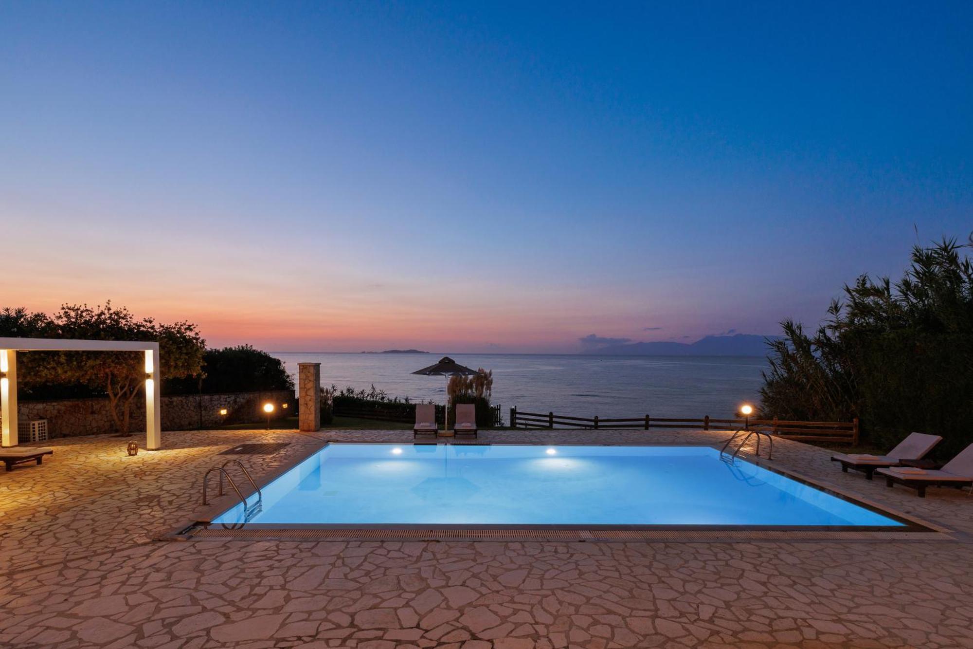 Beachfront Villa Dionysos - With Private Beach Сидарион Экстерьер фото