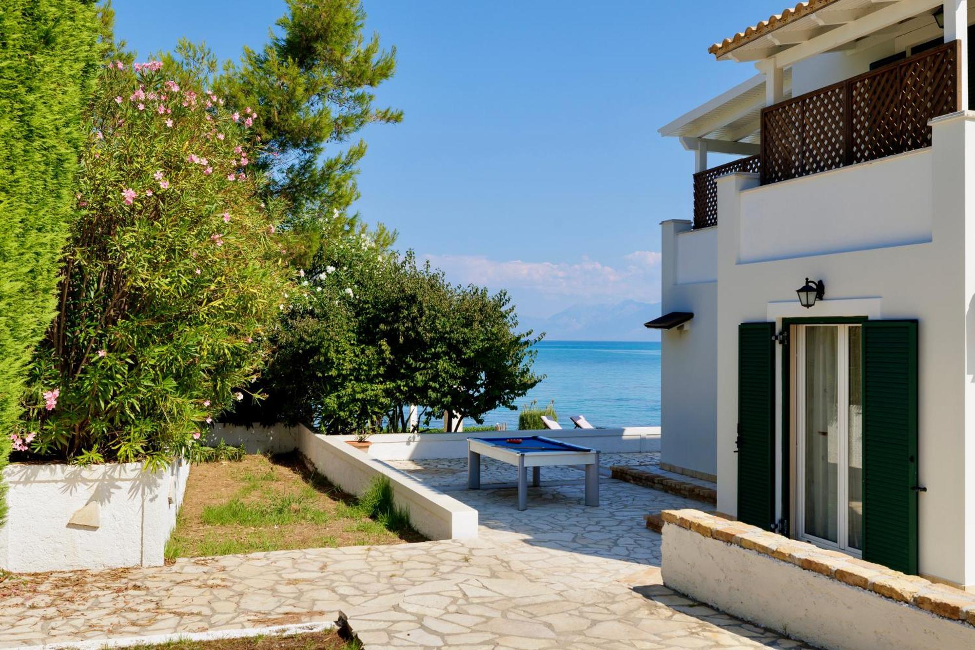 Beachfront Villa Dionysos - With Private Beach Сидарион Экстерьер фото